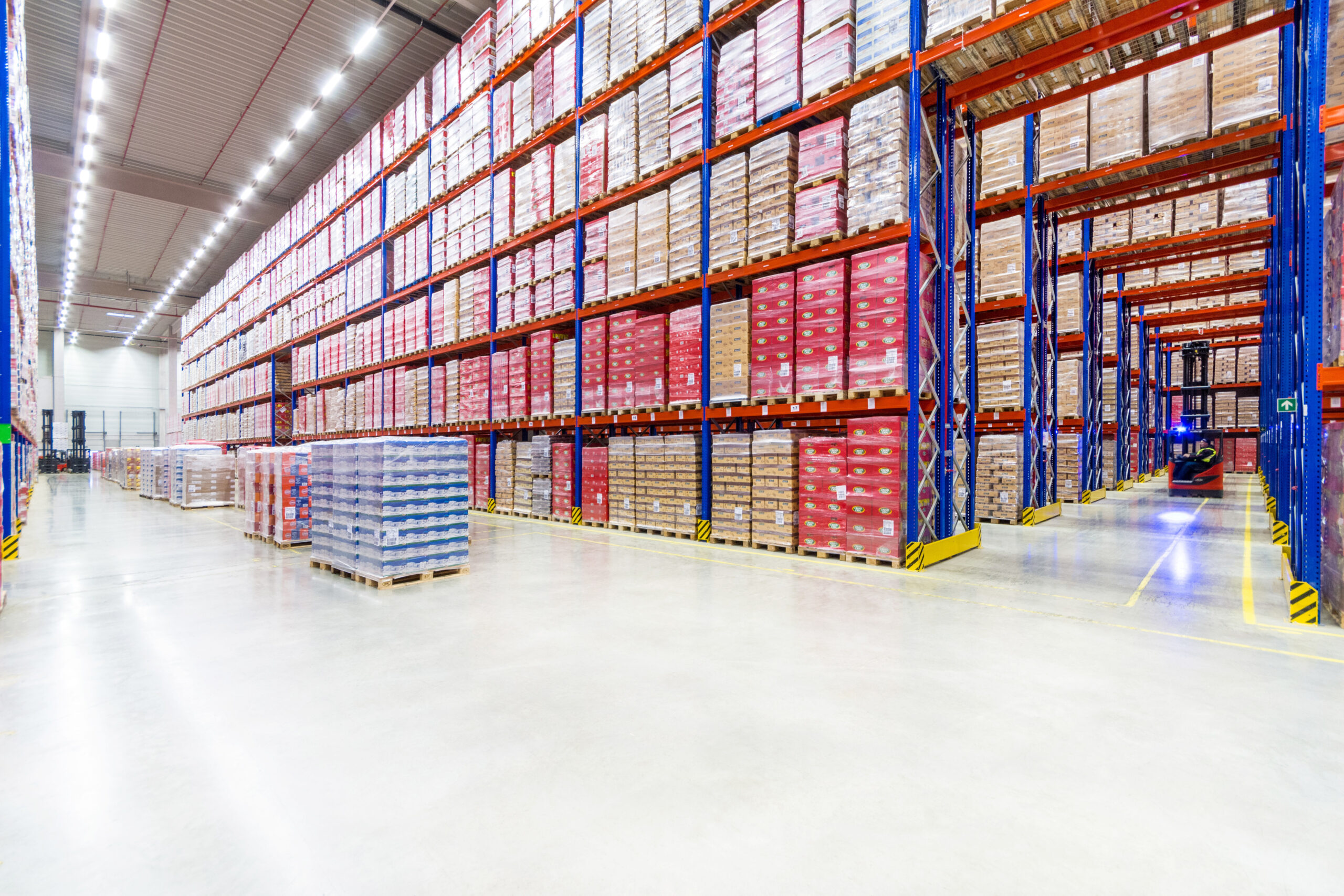Robuuste palletstellingen in een groot magazijn - rekstellingen op maat door AWP