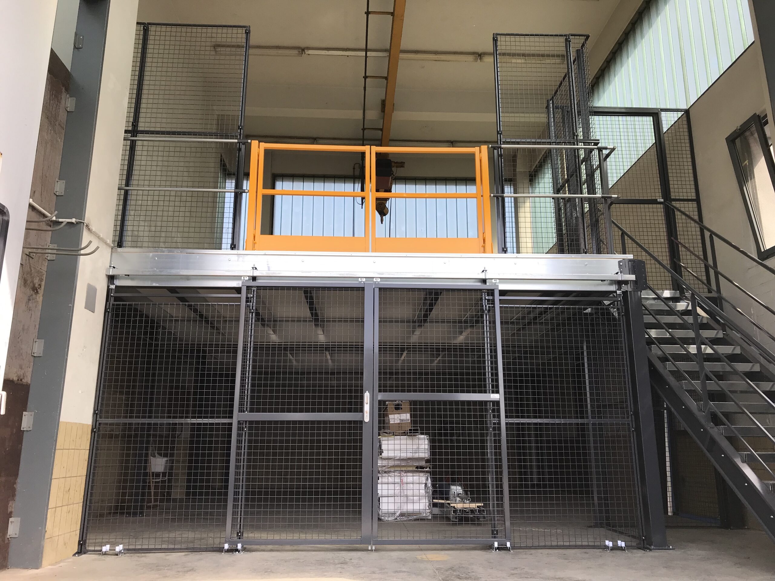 Metalen rekstellingen op de bovenverdieping van een industriële mezzanine