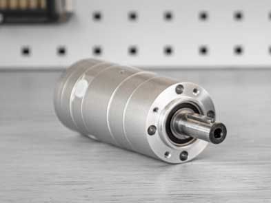 Zilverkleurige DEPRAG Basic Line luchtmotor op een metalen ondergrond