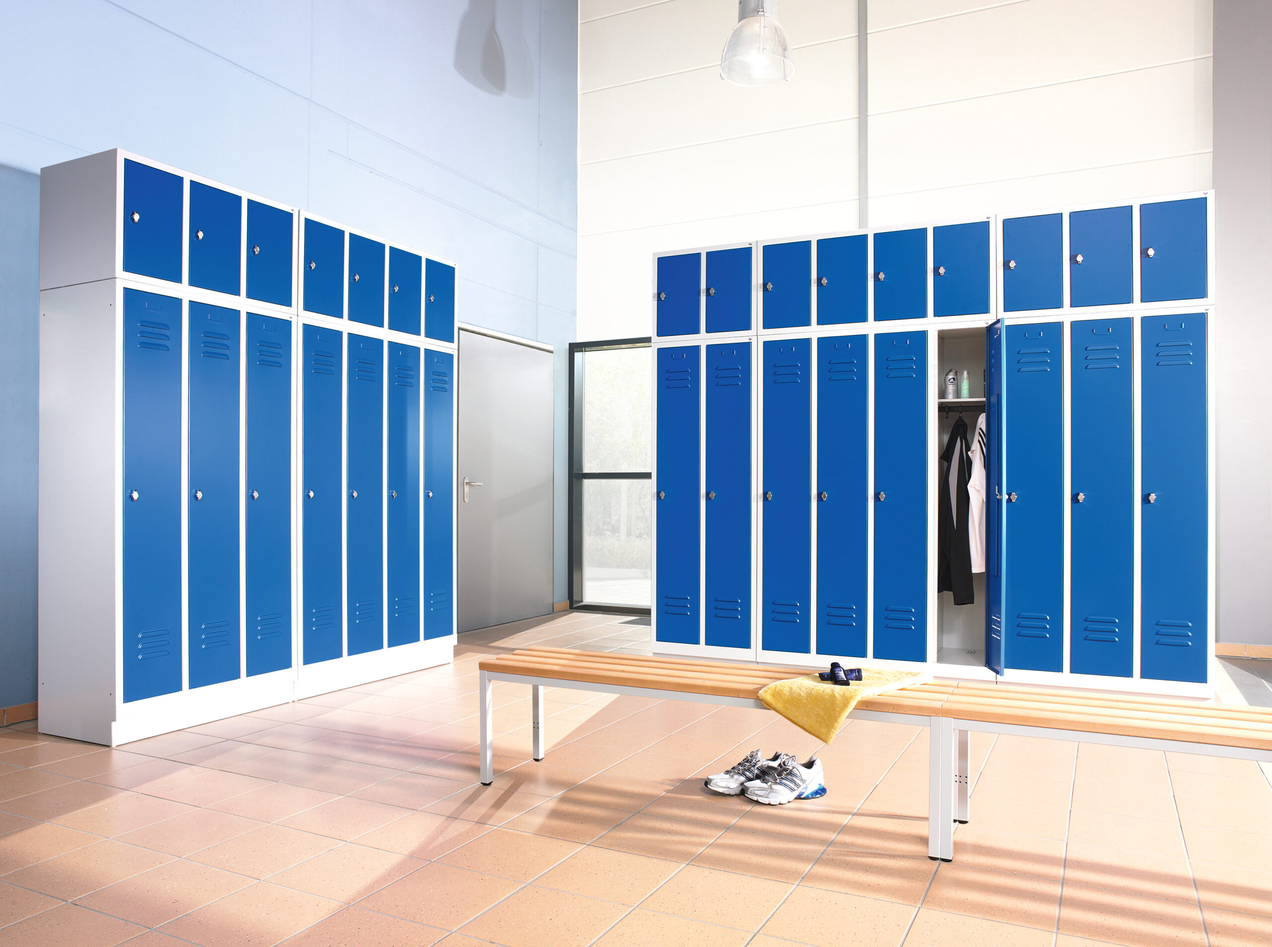Blauwe personeelslockers in kleedkamer werkplaats – AWP kledinglocker