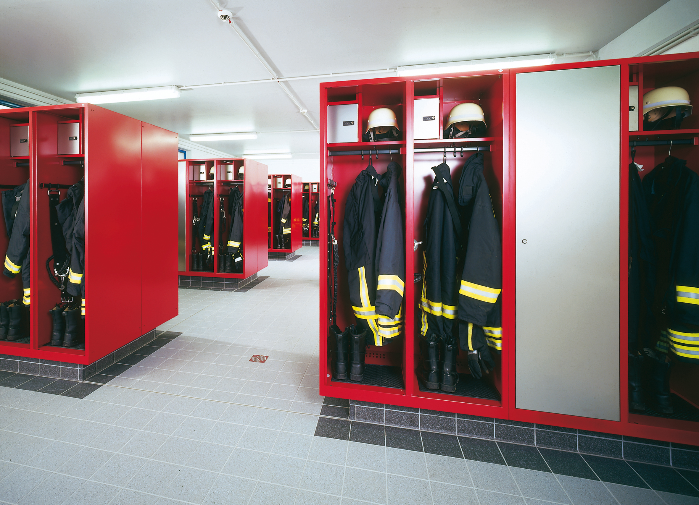 Rode brandweerlockers in kleedkamer – AWP op maat gemaakte lockers