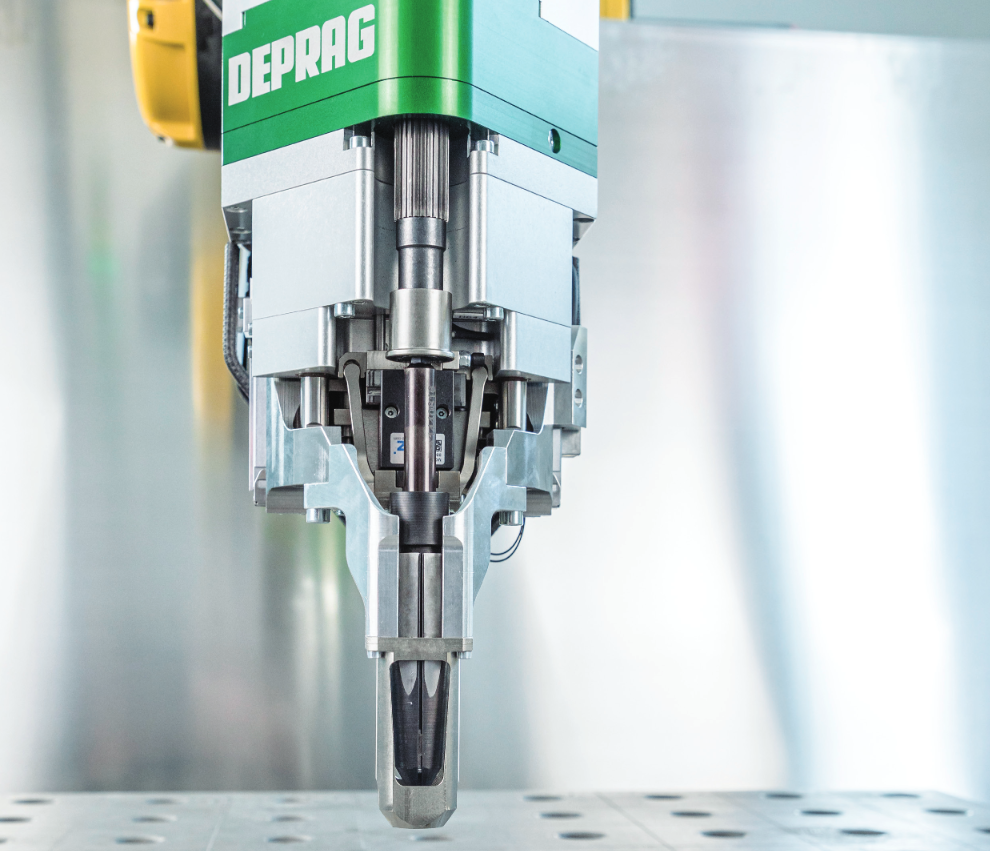 Close-up van een DFS (directe freesspindel) van het merk Deprag, gemonteerd op een bewerkingsmachine. Gros plan d’une broche DFS (direct milling) de la marque Deprag, montée sur une machine-outil.