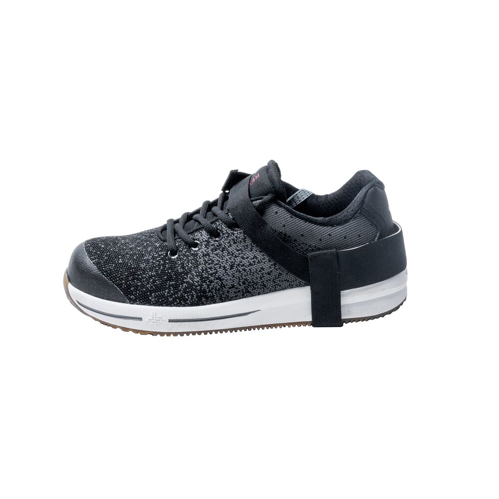 Donkergrijze sneaker met gebreide bovenkant en witte zool, uitgerust met een zwart ESD-aardingsbandje over de wreef voor elektrostatische ontlading, geschikt voor gebruik in ESD-gevoelige werkomgevingen. Baskets gris foncé à tige tricotée et semelle blanche, dotées d'une bande de mise à la terre ESD noire sur le cou-de-pied pour la dissipation électrostatique, adaptées à une utilisation dans des environnements de travail sensibles aux décharges électrostatiques.