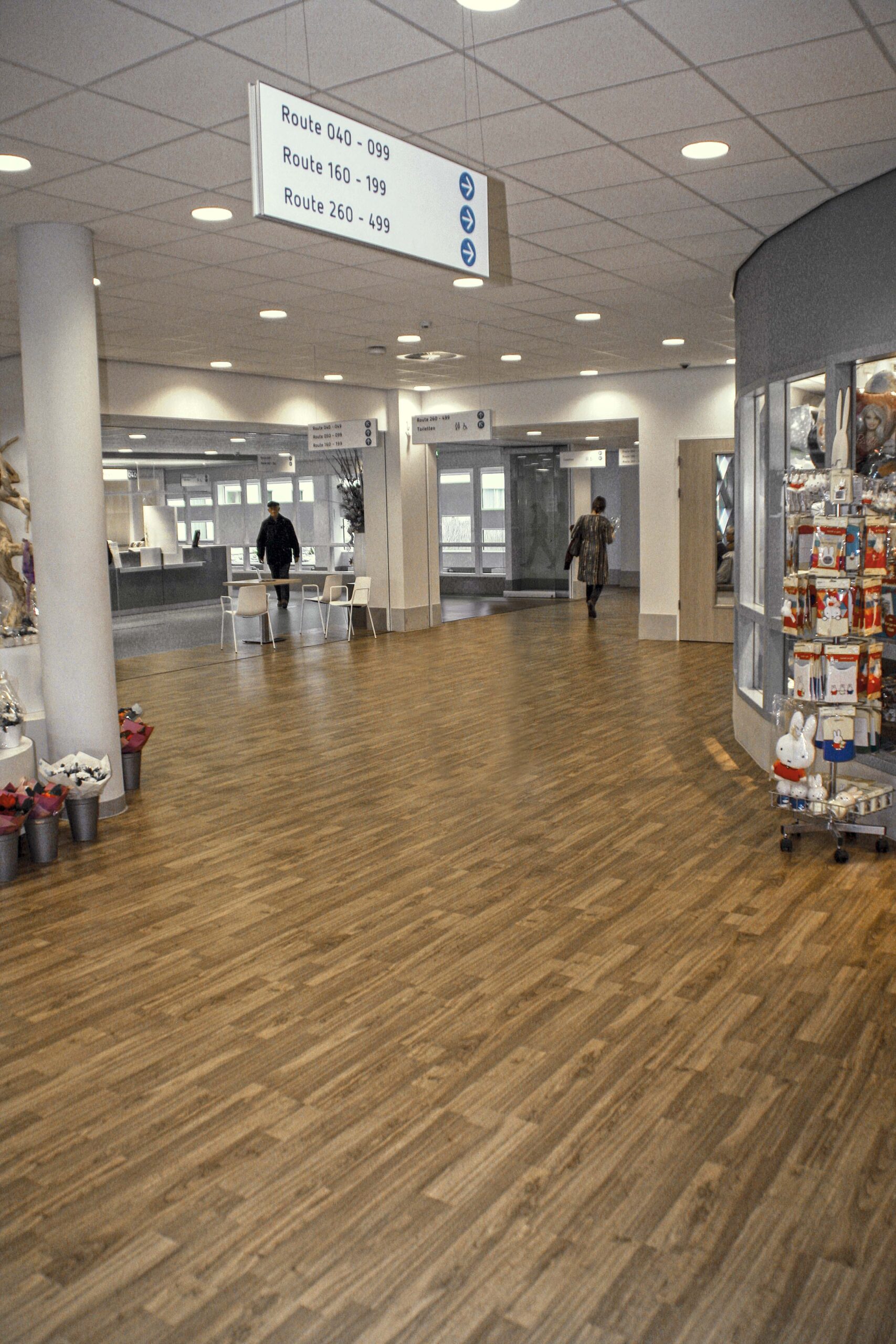 Ruime ziekenhuishal met decoratieve vloer in houtmotief. Decoratieve vloertegels voor commerciële ruimtes door AWP