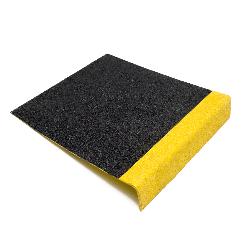 Productfoto van een GRP antislip trapneus cover met zwart ruw oppervlak en gele voorkant, gefotografeerd op witte achtergrond / Photo produit d'un nez de marche antidérapant en GRP avec surface rugueuse noire et façade jaune, photographié sur fond blanc