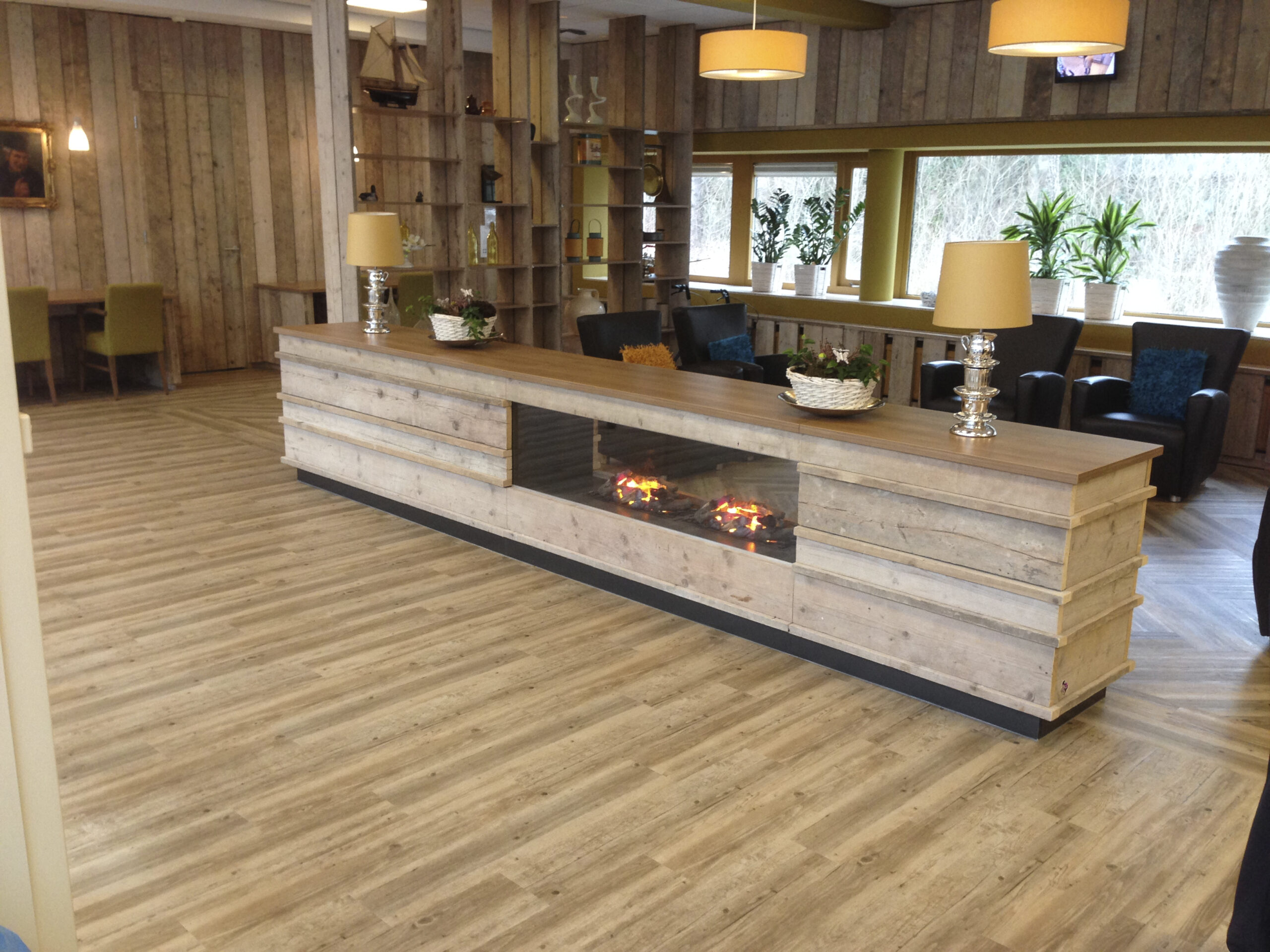 Stijlvolle horecazaak met decoratieve vinyl vloer in een licht houtmotief