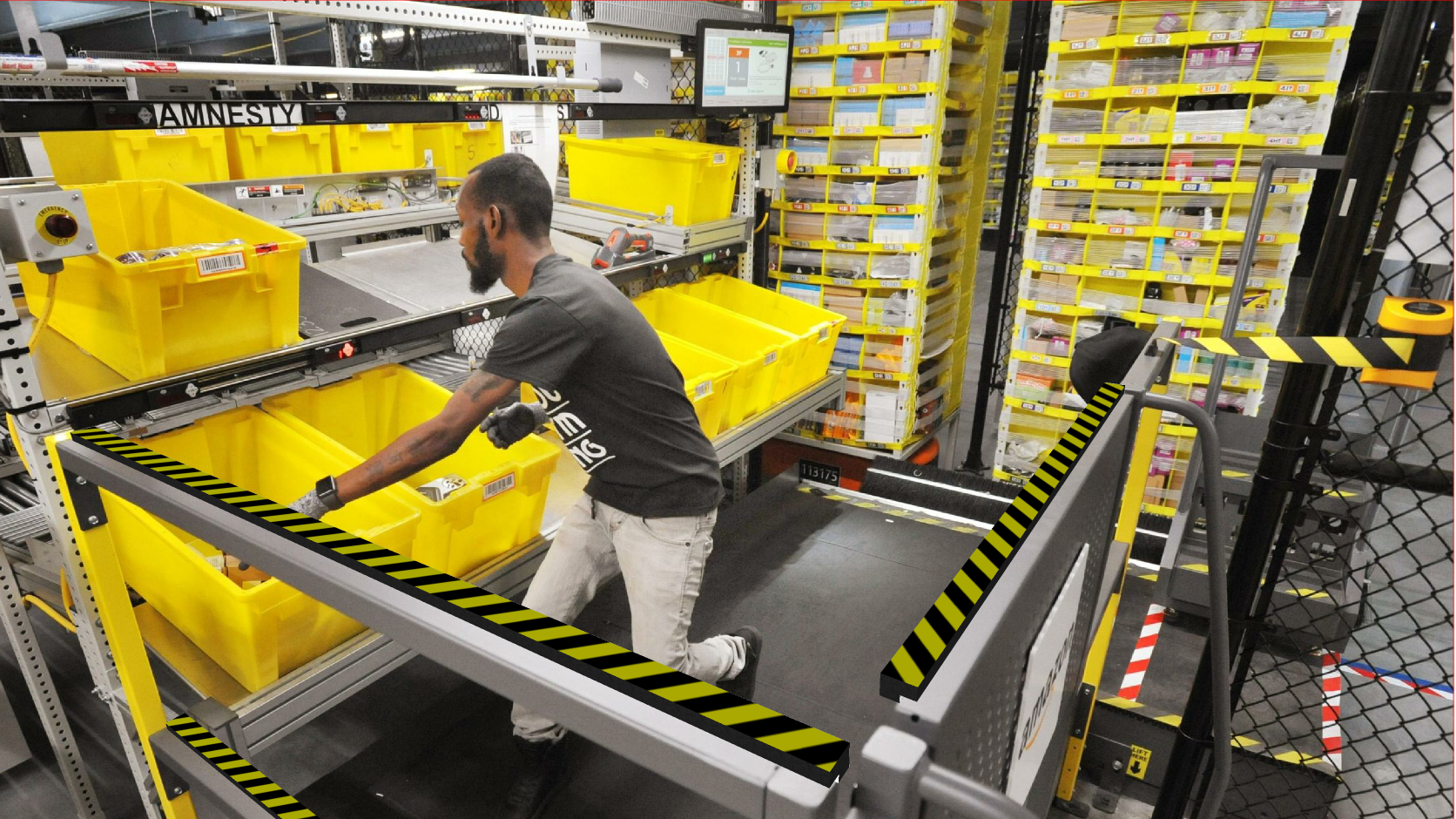 Medewerker die dozen verplaatst bij een transportband met zwart-gele bumper guards in een industrieel distributiecentrum