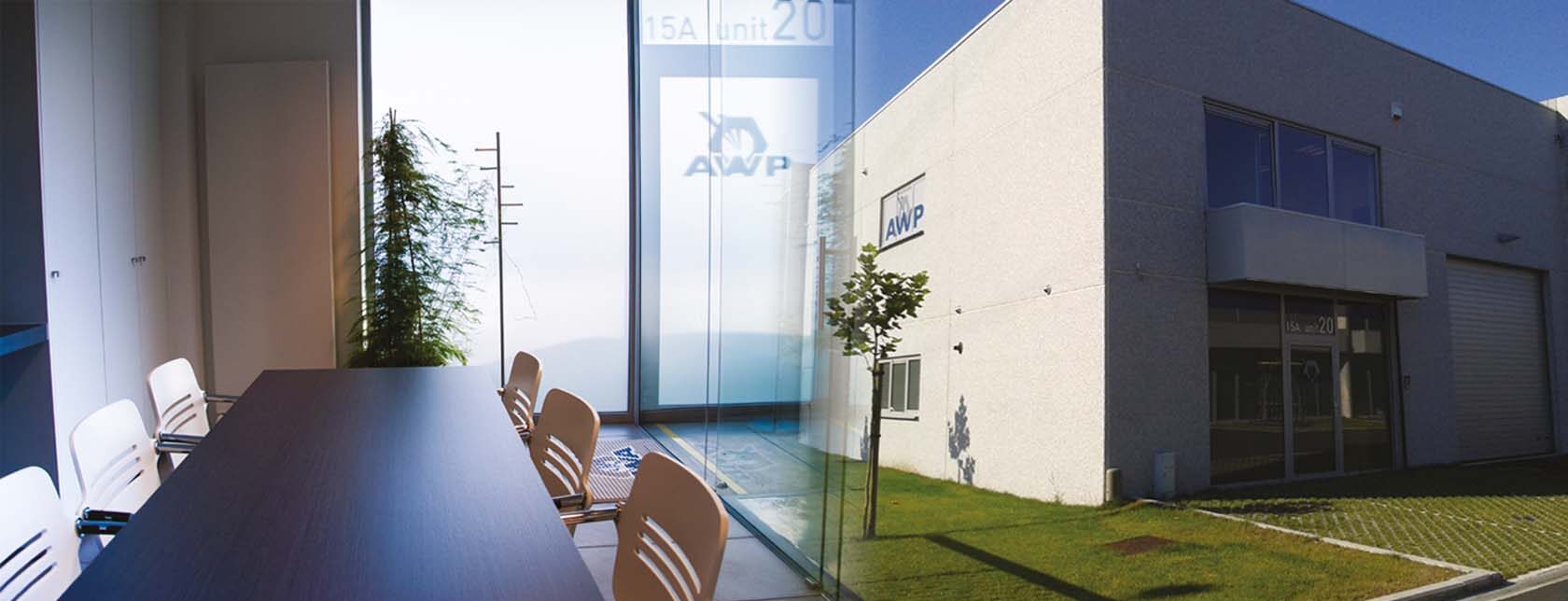 Splitbeeld van de AWP vergaderruimte met een lange tafel en stoelen links, en het moderne AWP kantoorgebouw met logo en groene omgeving rechts.