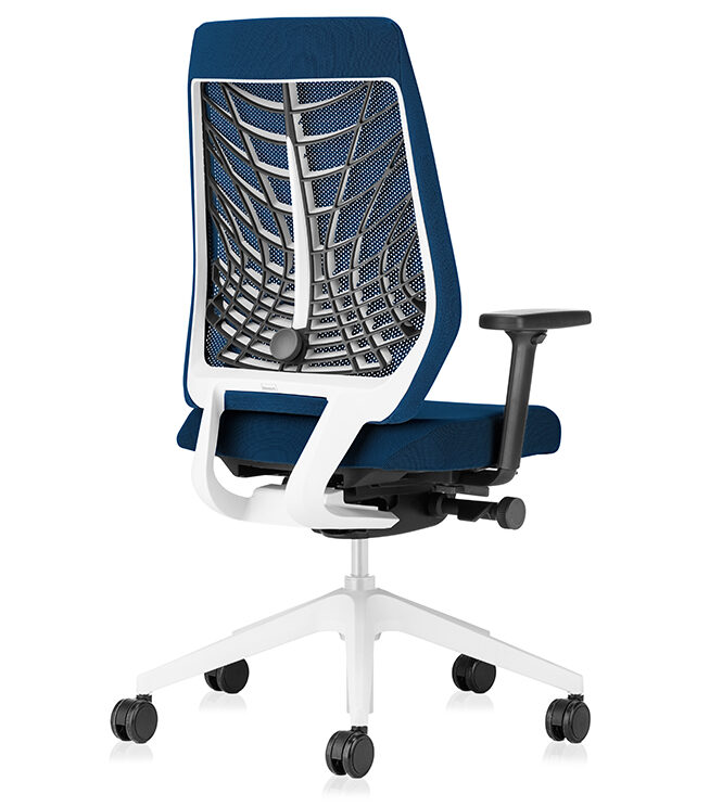Ergonomische bureaustoel Interstuhl Joyce in donkerblauw met wit frame, flexibele netstof rugleuning met organisch patroon en verstelbare armleuningen op wit vijfsteronderstel