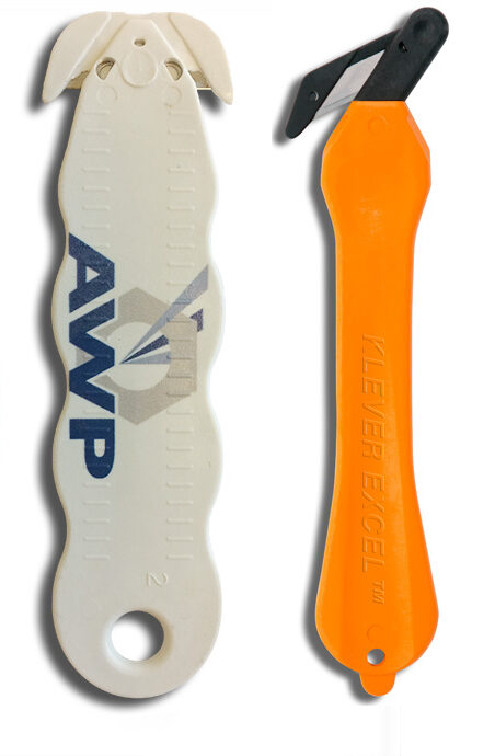 Productfoto van twee veiligheidsmessen: een wit AWP-veiligheidsmes en een oranje Klever veiligheidsmes