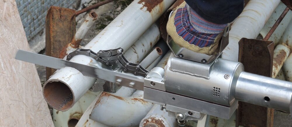 Deprag pneumatische decoupeerzaag bij het doorzagen van een metalen buis — AWP