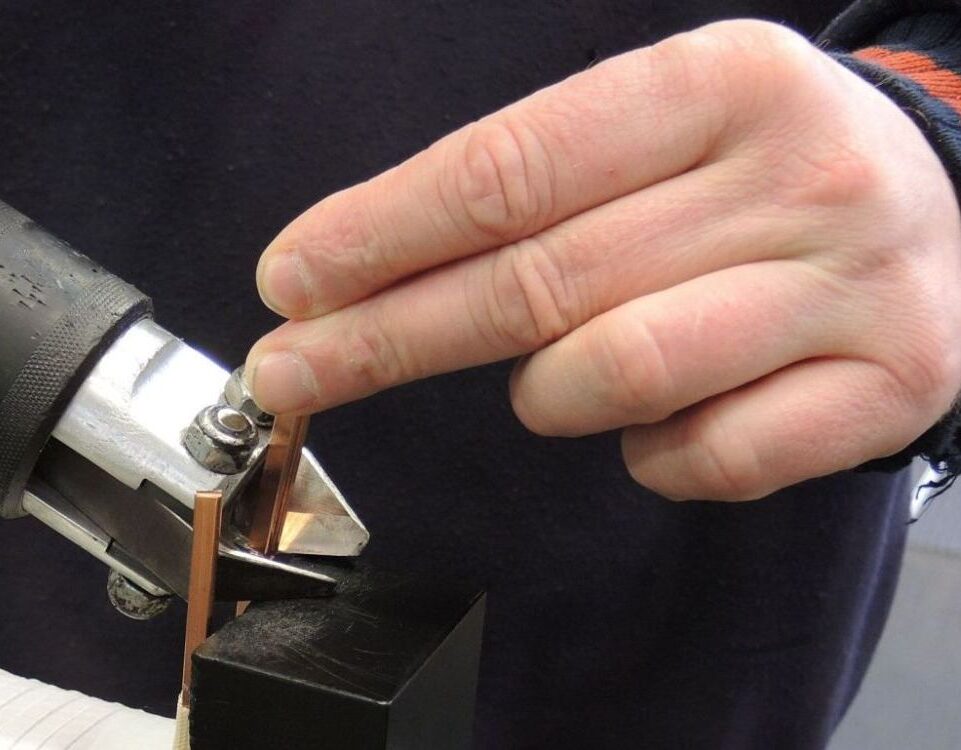 Pneumatische kniptang die een koperen buis nauwkeurig doorknipt — AWP