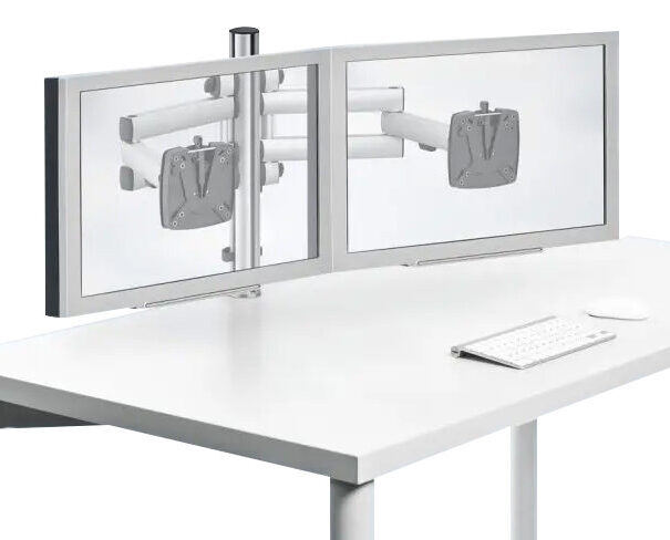 Dubbele monitorarm met twee schermen op een wit bureau, onderdeel van een ergonomische schermhouder opstelling