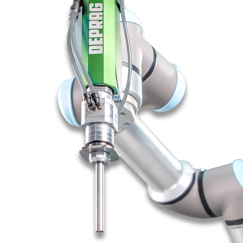 Groene Deprag tool changer bevestigd op de eindgeleding van een witte cobot arm, met een precisieaandrijfschacht zichtbaar onderaan.