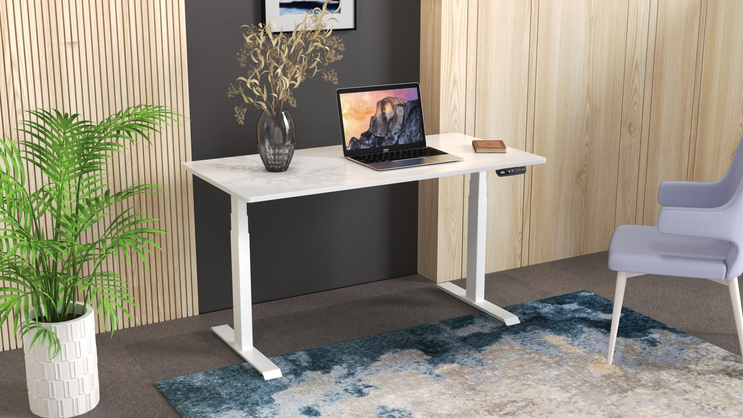 Wit elektrisch in hoogte verstelbaar bureau met wit frame en laptop, geplaatst tegen een lichte wand met decoratieve plant in een moderne kantoorruimte