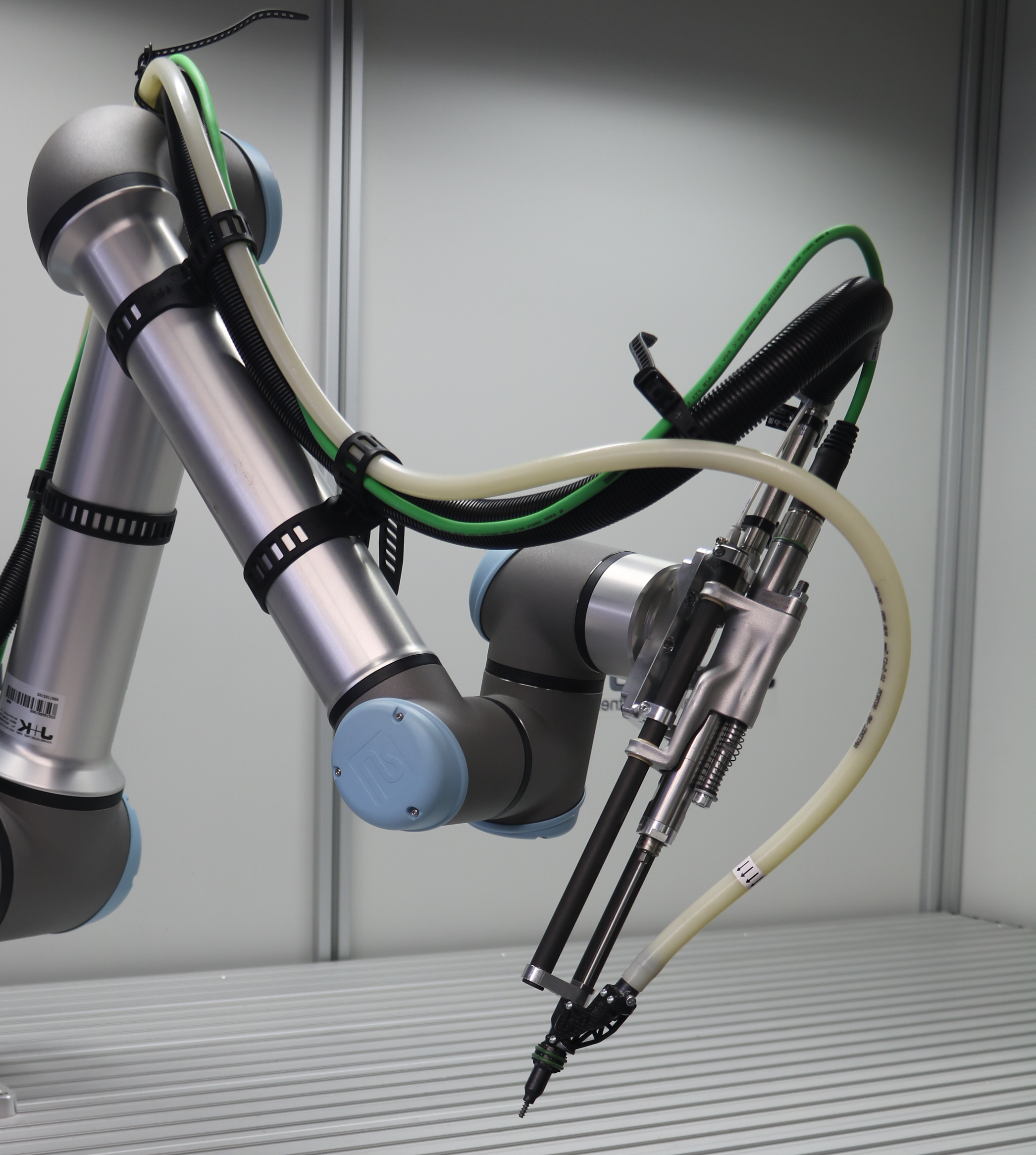 Deprag Lightweight SFM cobot schroefsysteem in praktijkopstelling voor flexibele collaboratieve assemblage — AWP / Deprag Lightweight SFM système vissage cobot en configuration pratique pour assemblage collaboratif — AWP