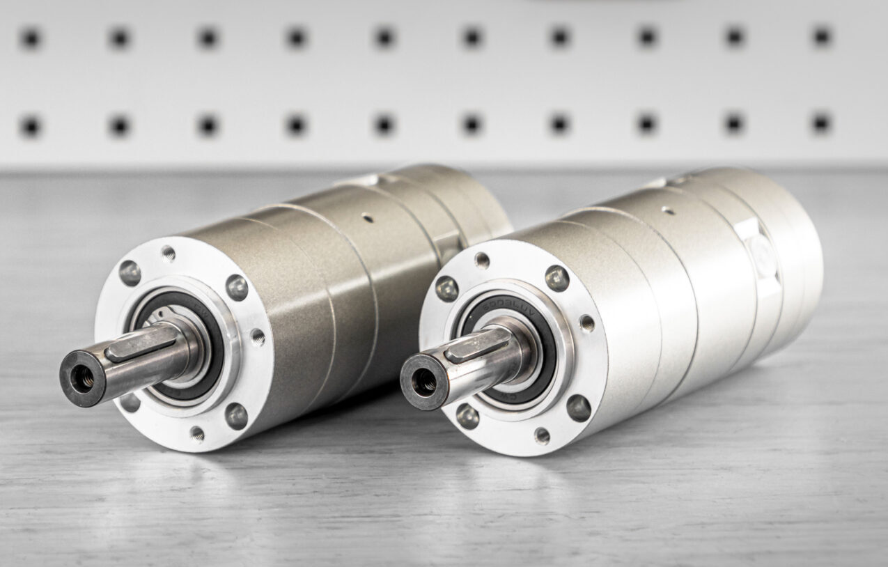 Twee zilverkleurige DEPRAG Basic Line luchtmotoren in verschillende formaten op een metalen ondergrond