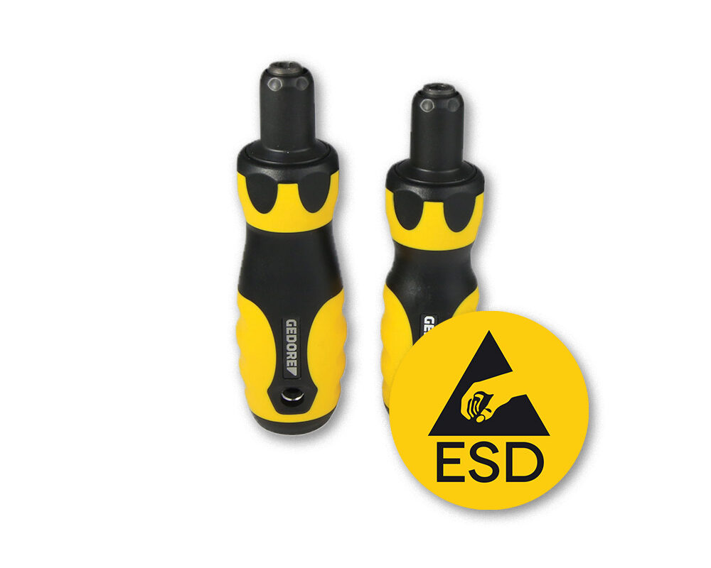Twee aanzichten geel-zwarte Gedore ESD-schroevendraaiers met wisselbare bit, weergegeven op een witte achtergrond. Rechts een circulair ESD-label met het internationeel erkend antistatisch symbool en de tekst "ESD", wat aangeeft dat het gereedschap geschikt is voor gebruik in elektrostatisch gevoelige omgevingen. Deux tournevis ESD Gedore jaunes et noirs à embout interchangeable, présentées sur fond blanc. À droite, un label circulaire ESD avec le symbole antistatique internationalement reconnu et la mention "ESD", indiquant que l'outil est adapté à une utilisation dans des environnements sensibles aux décharges électrostatiques.