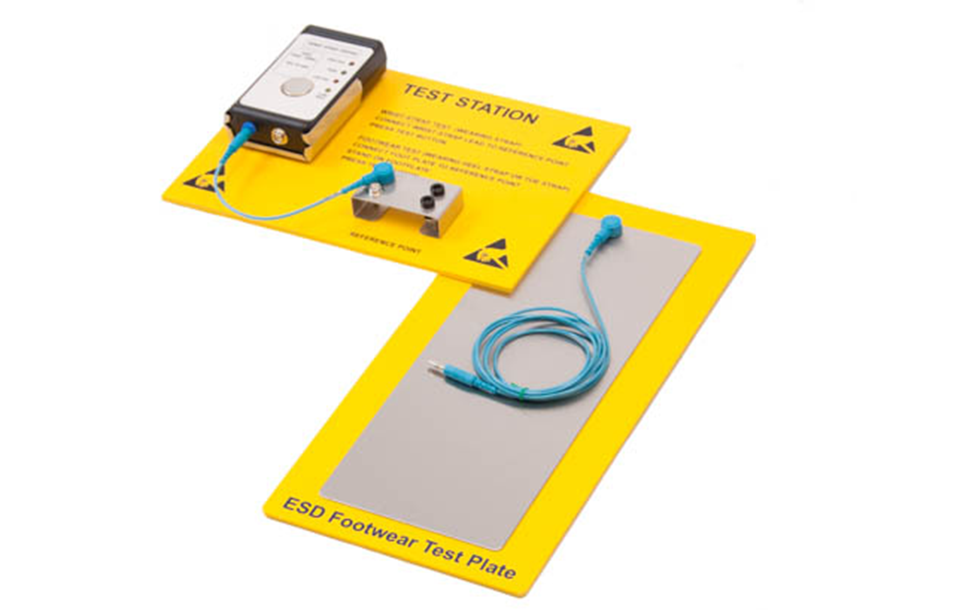 ESD-personen teststation bestaande uit een geel testpaneel met ingebouwde tester, een ESD-schoeisel testplaat en een blauw aardingssnoer, gebruikt voor het controleren van de ESD-bescherming van personen via polsbanden en geleidend schoeisel. Station de test ESD pour personnes, composée d'un panneau de test jaune avec testeur intégré, d'une plaque de test pour chaussures ESD et d'un cordon de mise à la terre bleu, utilisée pour vérifier la protection ESD des personnes via des bracelets et des chaussures conductrices.