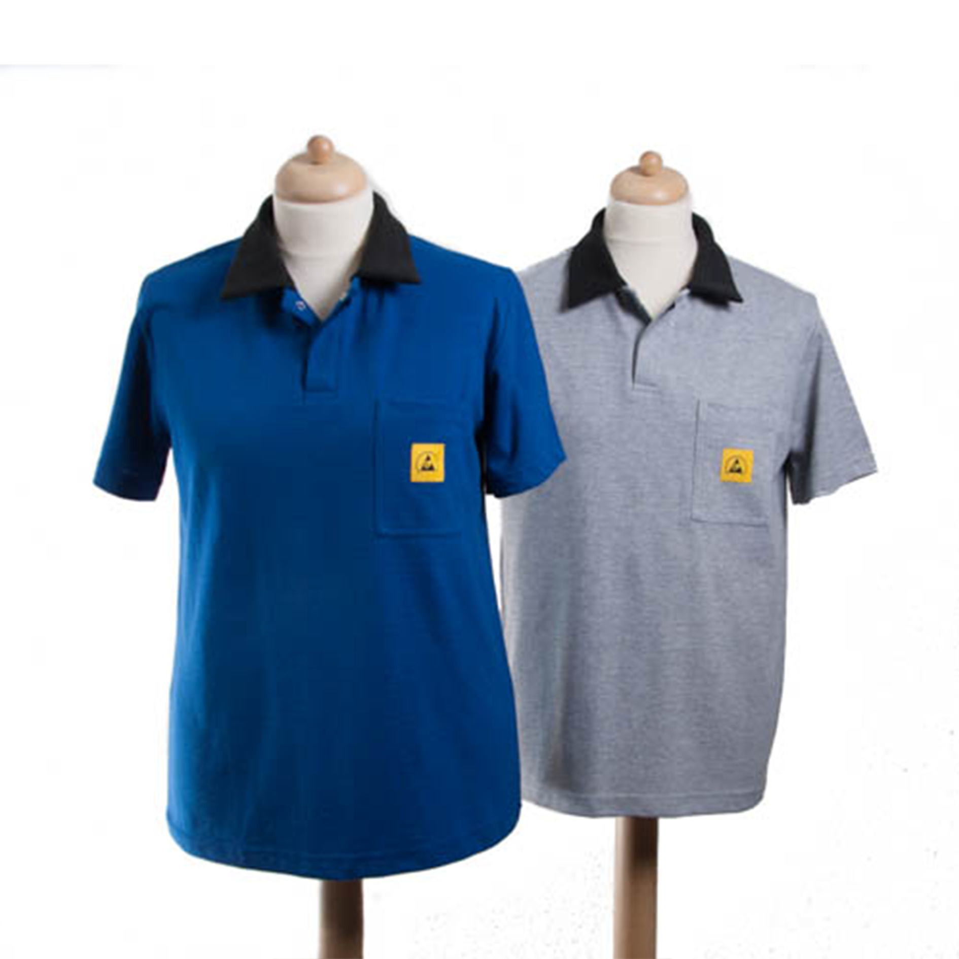 Twee ESD-poloshirts: links een blauw model en rechts een grijs model, beide met donkere ESD-kraag en een geel ESD-logo op de borstzak, ontworpen om elektrostatische oplading op de werkplek te voorkomen. Deux polos ESD : à gauche, un modèle bleu et à droite, un modèle gris, tous deux dotés d'un col ESD foncé et d'un logo ESD jaune sur la poche poitrine, conçus pour prévenir l'accumulation d'électricité statique sur le lieu de travail.