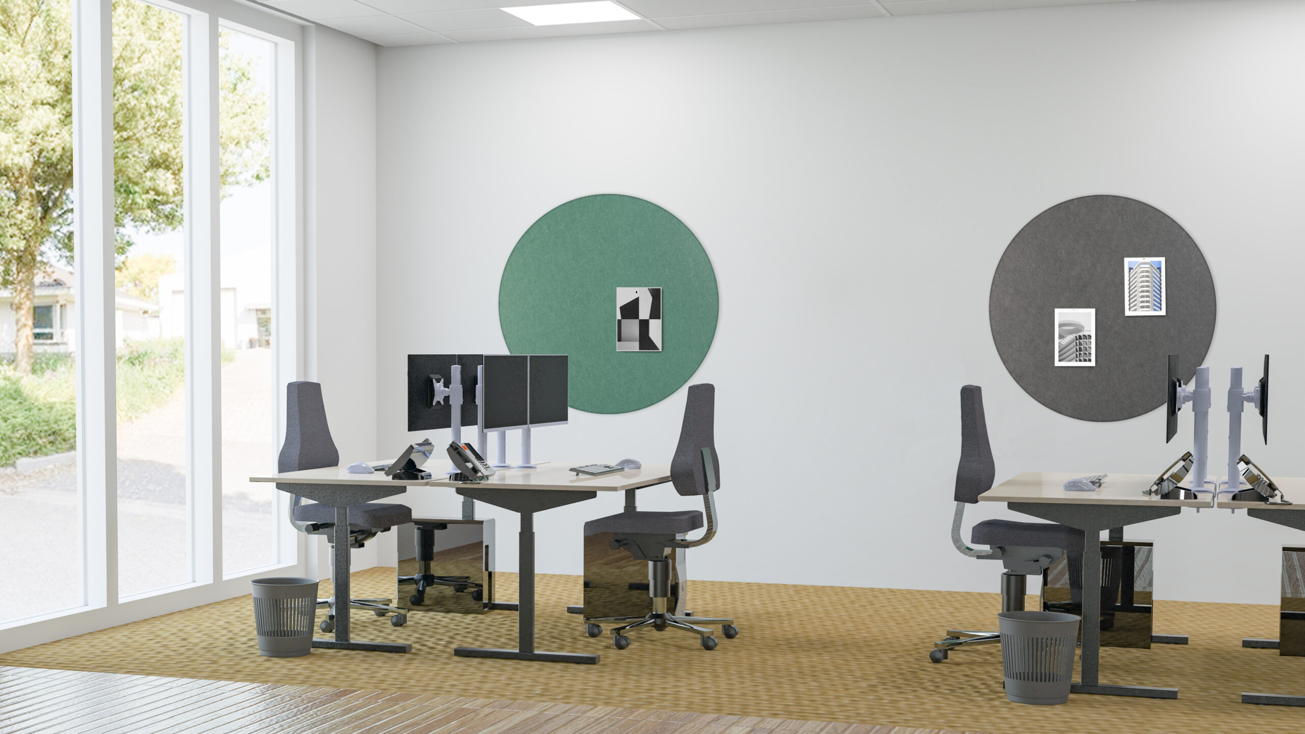 Ronde akoestische wandpanelen in groen en donkergrijs aan de muur van een kantoorruimte met ergonomische werkplekken