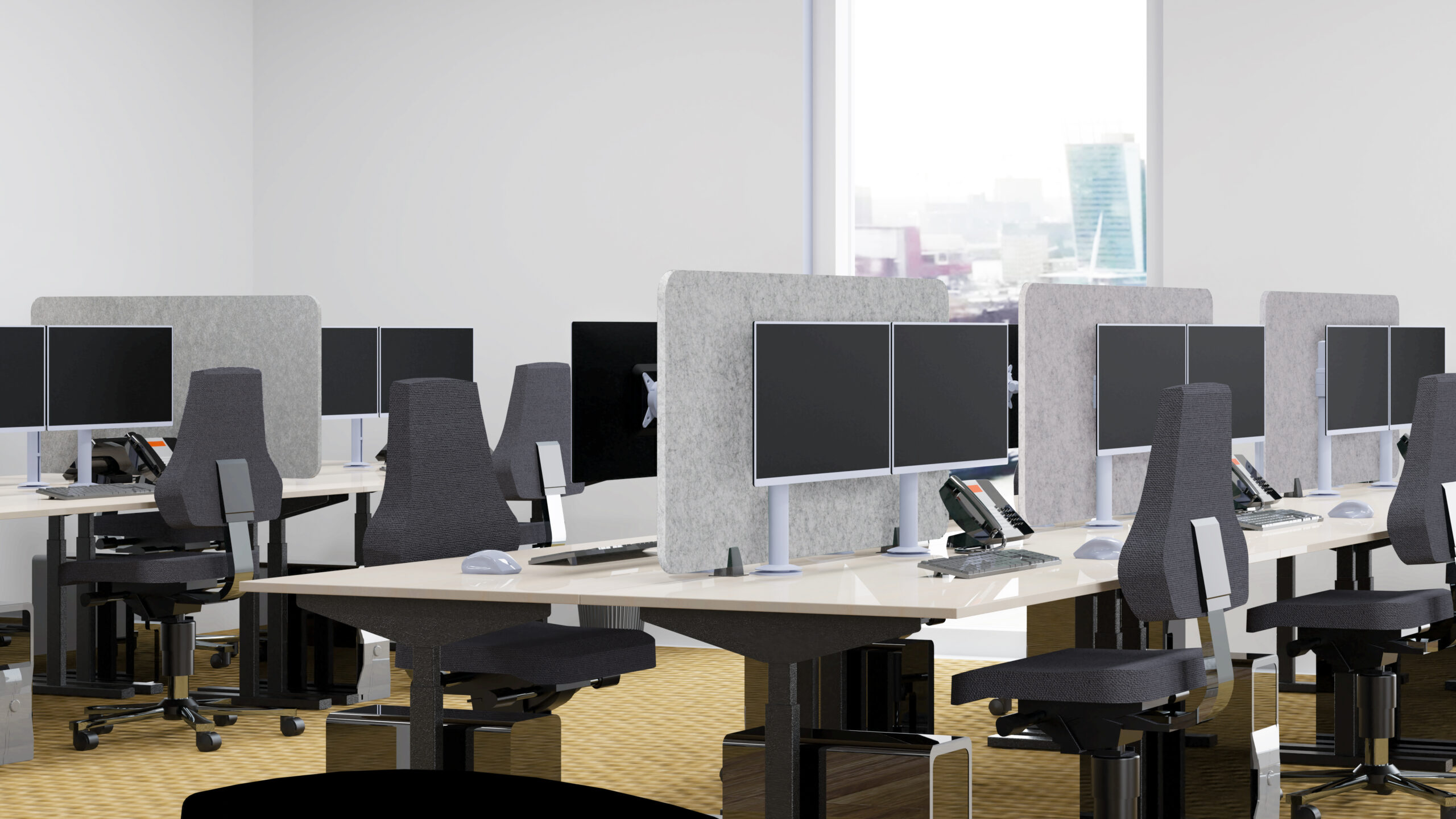 Grijze akoestische bureauscheidingspanelen tussen werkplekken in een open kantoorruimte met ergonomische stoelen en monitoren