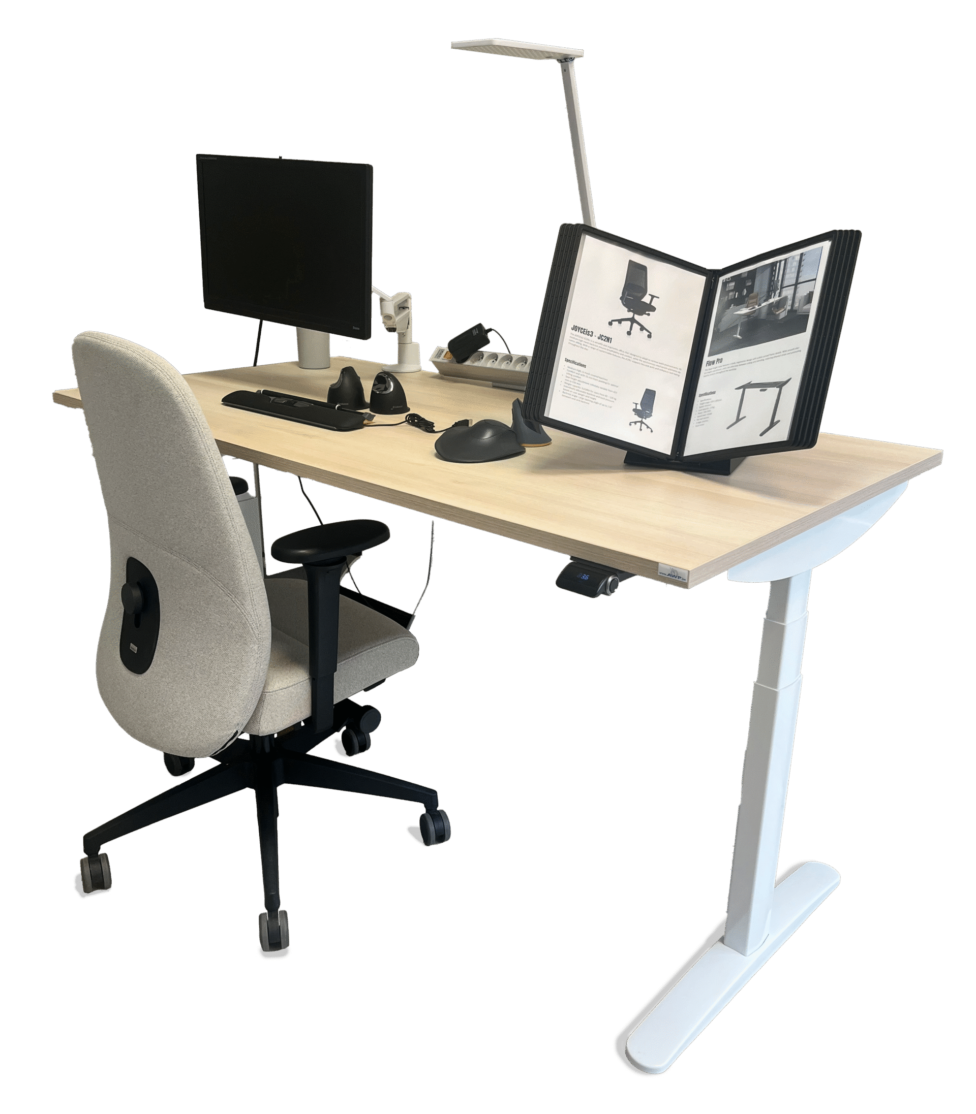 Elektrisch verstelbaar bureau met houten blad en wit frame, uitgerust met monitor, ergonomische muis, toetsenbord, bureaulamp en documentstandaard, gecombineerd met een lichtgrijze ergonomische bureaustoel op zwarte achtergrond