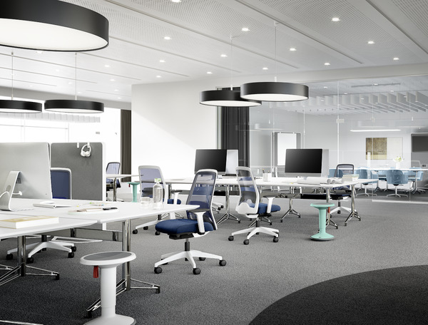 Open kantoorruimte met witte bureaus en blauwe ergonomische stoelen