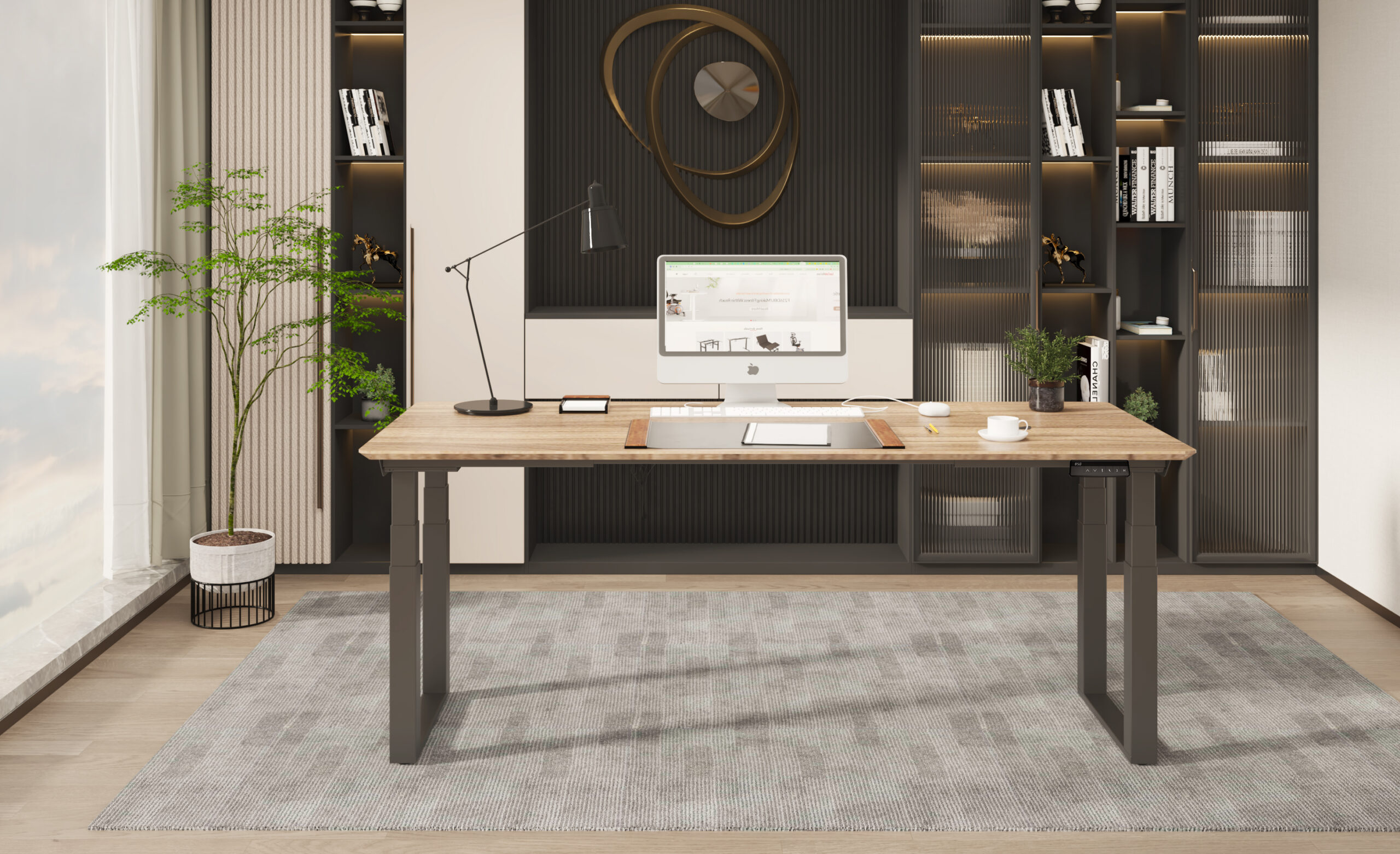 Groot elektrisch verstelbaar bureau met naturel houten werkblad en zwart frame, ingericht met pc, bureaulamp en accessoires in een luxueus ingericht kantoor met boekenkast en decoratieve plant