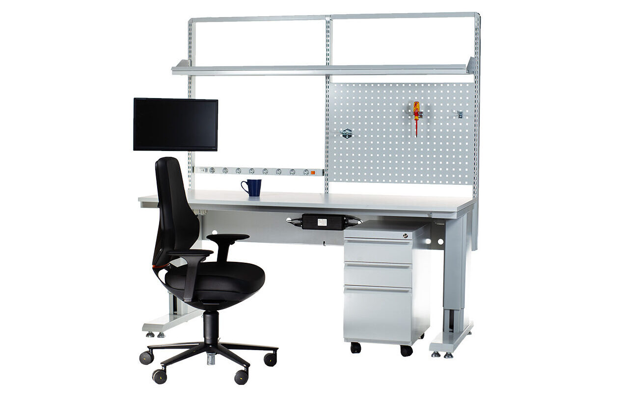 Een volledig uitgeruste lichtgrijze ESD‑werktafel met geperforeerd gereedschapspaneel, stopcontacten, monitorarm met scherm, ladeblok en een zwarte ergonomische ESD‑stoel. De werktafel is modulair en ideaal voor omgevingen met elektrostatische gevoeligheid.