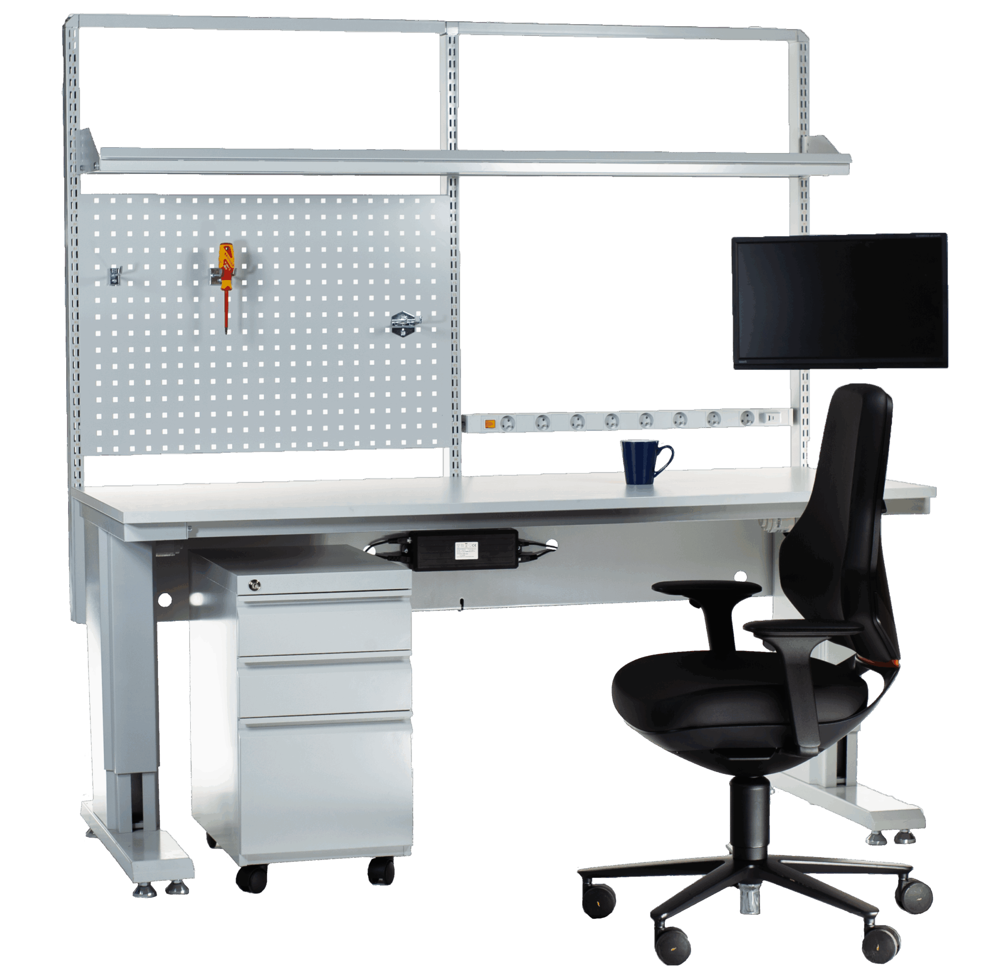 Volledig uitgeruste ESD-werktafel in lichtgrijs, voorzien van een geperforeerd gereedschapspaneel, stroom, monitorarm met beeldscherm, ladeblok op wielen en een ergonomische ESD-bureaustoel in zwart. De werkplek is modulair opgebouwd en geschikt voor elektrostatisch gevoelige werkomgevingen. Table de travail ESD entièrement équipée en gris clair, équipée d’un panneau d’outils perforé, alimentation, bras de moniteur avec écran, unité de tiroir sur roulettes et une chaise de bureau ergonomique ESD en noir. Le lieu de travail est modulaire et adapté aux environnements de travail sensibles à l’électrostatique.