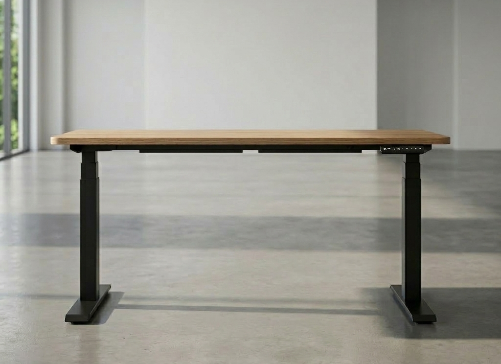 Elektrisch in hoogte verstelbaar bureau met naturel houten werkblad en zwart frame, gefotografeerd op een lichte betonnen vloer tegen een witte wand
