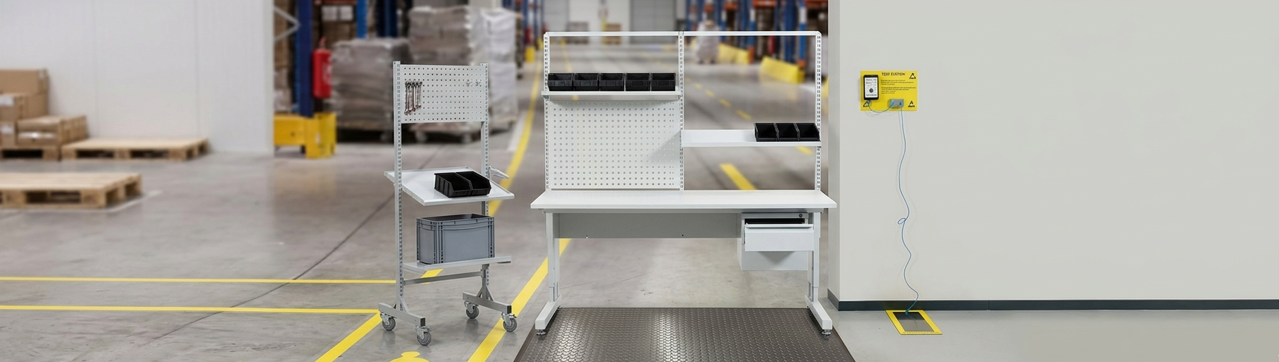 Industriële Bedrijfsinrichting met verstelbare werktafel, gereedschapspaneel, opbergbakken en mobiel magazijnrek in een magazijnomgeving Bedrijfsinrichting