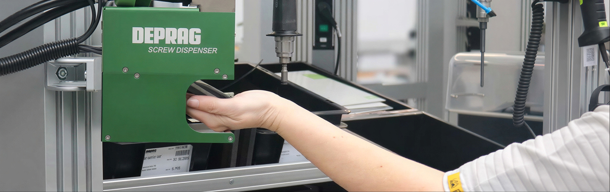Deprag Screw Dispenser hero afbeelding voor geautomatiseerde schroefverdeling op de werkvloer — AWP / Image héro Deprag Screw Dispenser pour distribution automatisée de vis sur le poste de travail — AWP