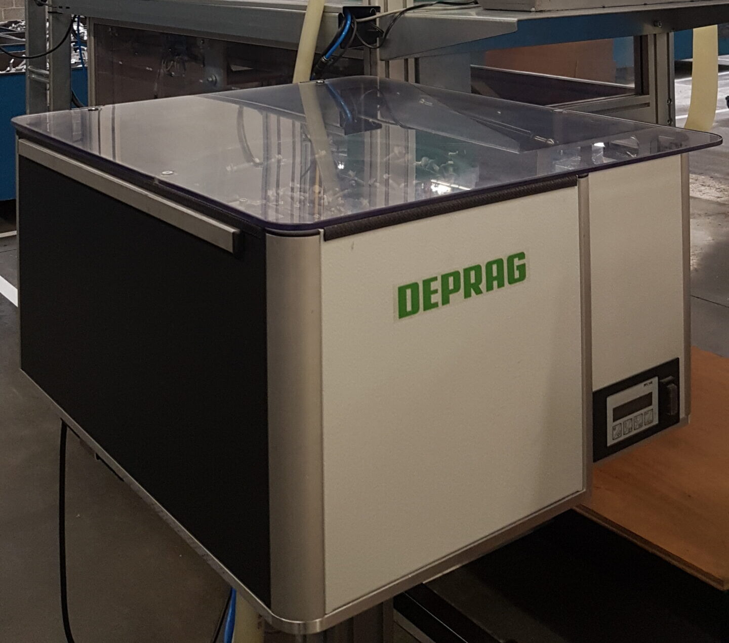 DEPRAG bowlfeeder met transparant deksel en bedieningspaneel voor continue aanvoer van schroeven in het geautomatiseerde schroefproces bij Pedeo