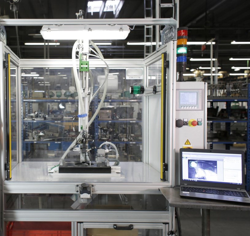 Geautomatiseerde schroefcel met DEPRAG schroefmodule op lineaire Z-as, transparante veiligheidsbehuizing, meerkleurige signaallamp en laptop voor kwaliteitsmonitoring in een productieomgeving van Pedeo