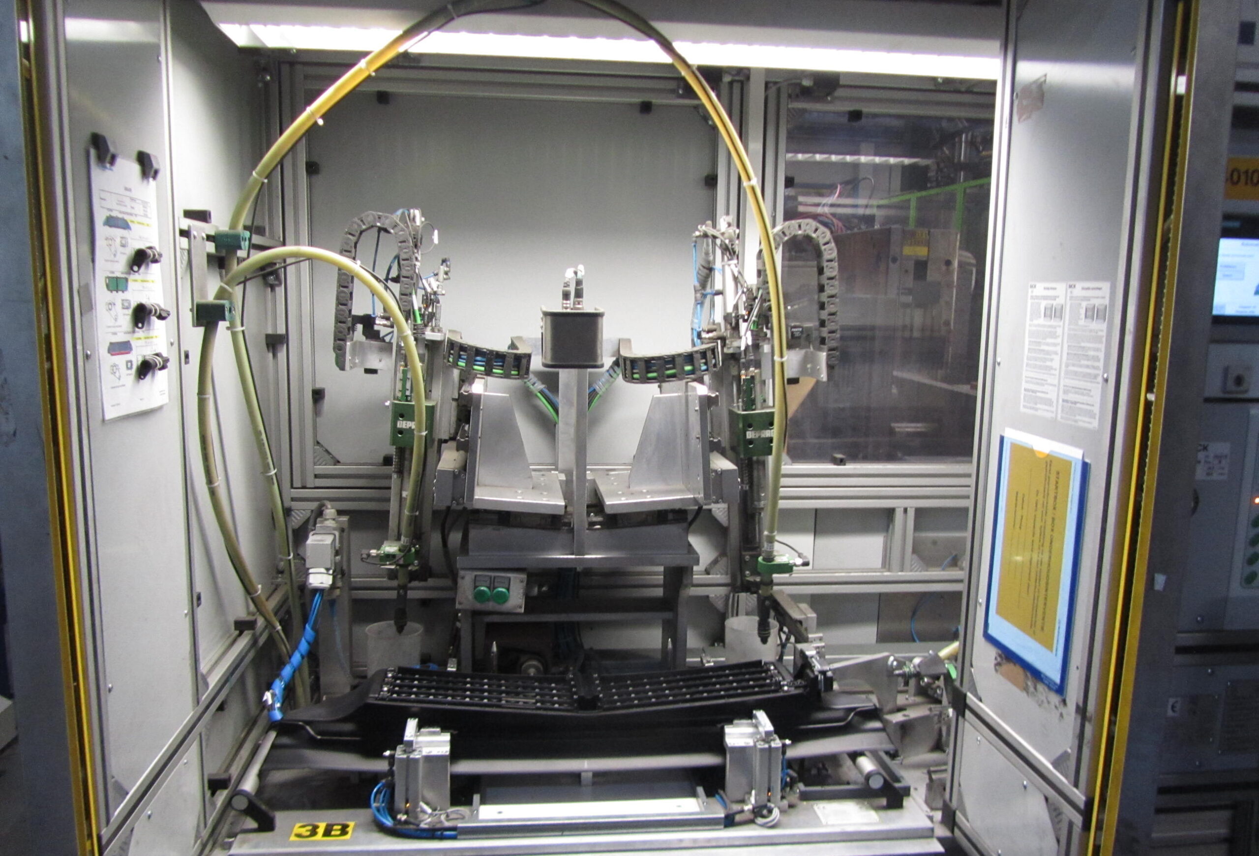 Frontaanzicht van een geautomatiseerde multi-schroefcel met twee DEPRAG schroefmodules op lineaire assen en een werkstukhouder voor kunststofassemblage in automotive productie