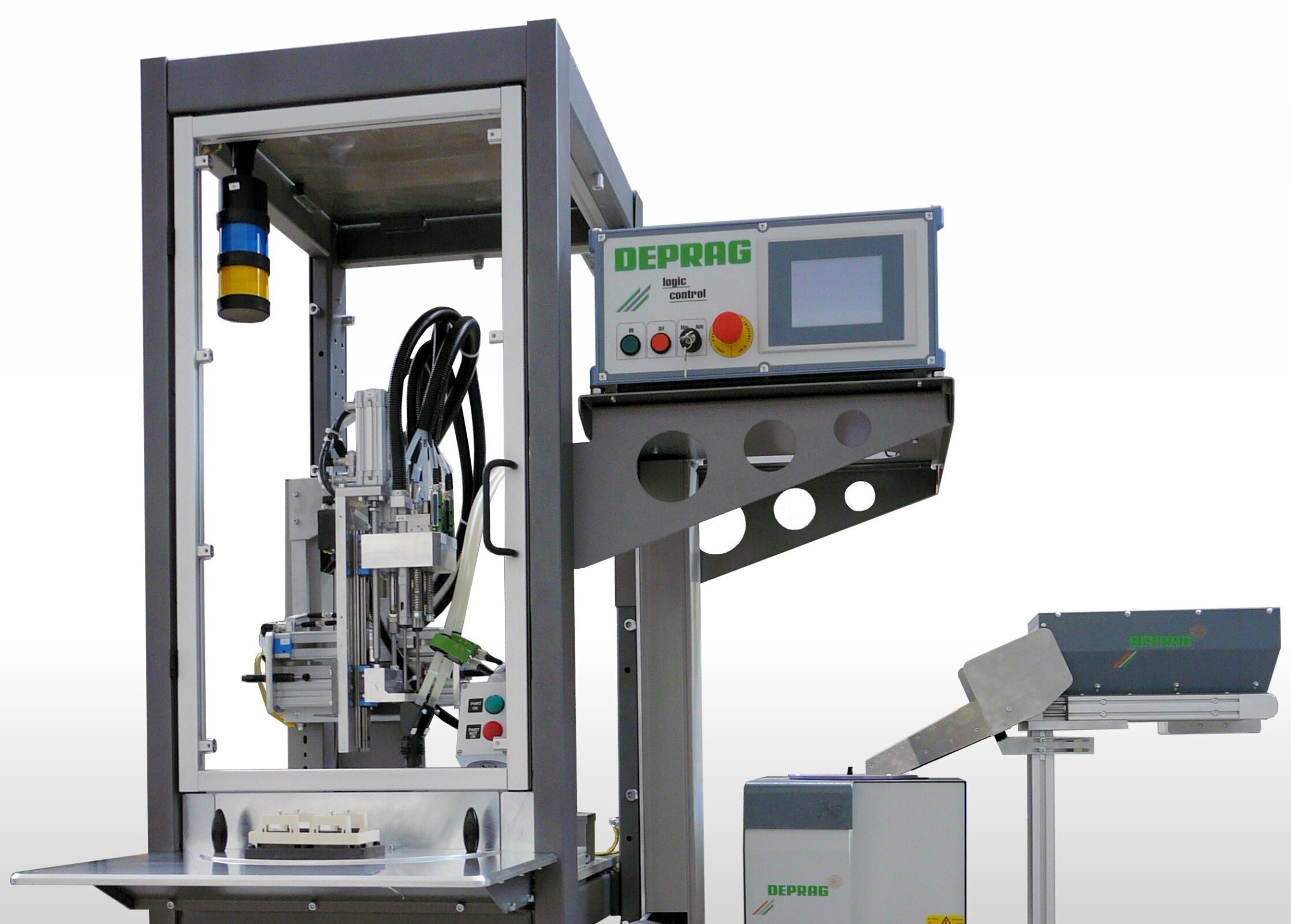 Productfoto van een DEPRAG automatische schroefmachine met transparante behuizing, Logic Control besturingskast, manuele draaitafel en een aparte schroeffeeder met verdeler op witte achtergrond