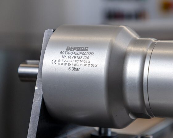 Close-up van de gravure op een Deprag turbinemotor met modelnummer, serienummer, ATEX-markering en werkdruk van 6,3 bar.