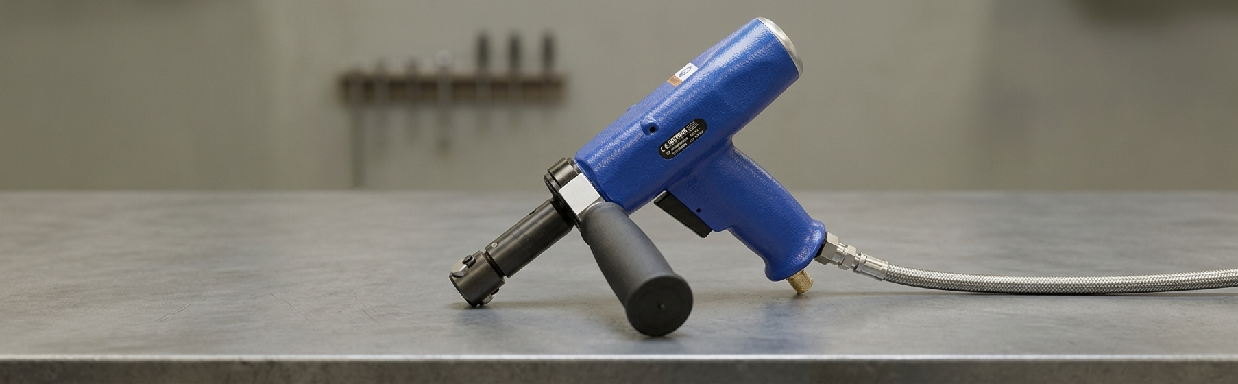 Deprag pneumatische tapmachine met pistoolgreep op een werkbank — AWP
