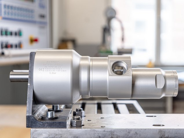 Deprag turbinemotor in aluminium met ATEX-markering en CE-label, gemonteerd op een metalen testbank in een industrieel laboratorium.