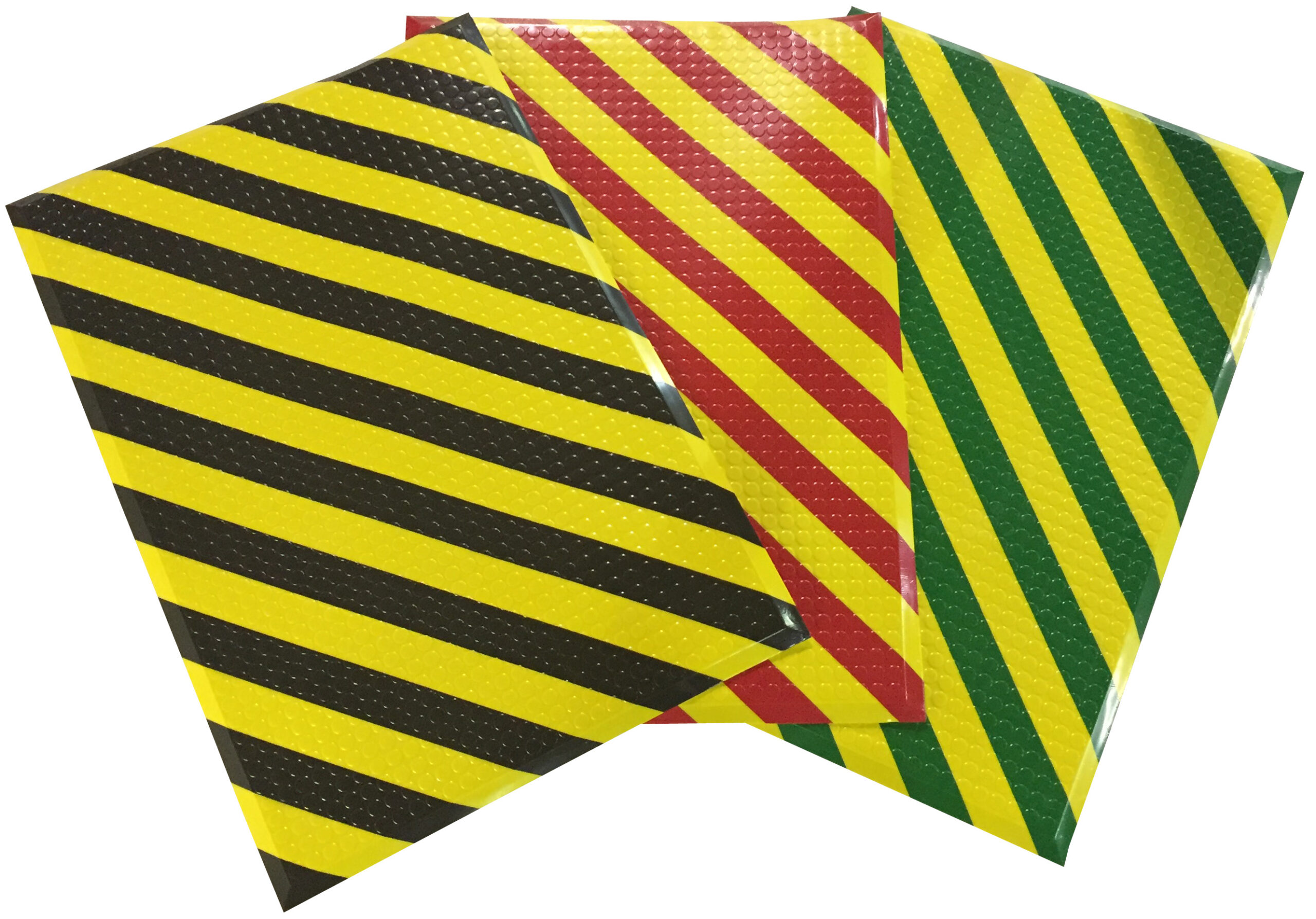 Drie diagonaal gestreepte hazard antivermoeidheidsmatten met noppenstructuur in de kleurcombinaties zwart-geel, rood-geel en groen-geel, losjes naast elkaar op witte achtergrond