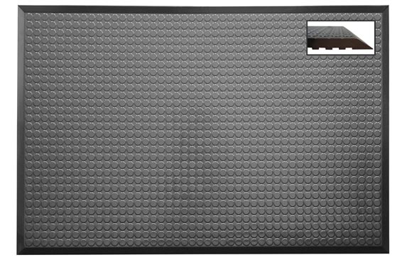 Donkergrijze Ergomat Deluxe mat met fijn regelmatig noppenpatroon en zwarte afwerkingsrand, detail van de schuinaflopende rand rechtsboven