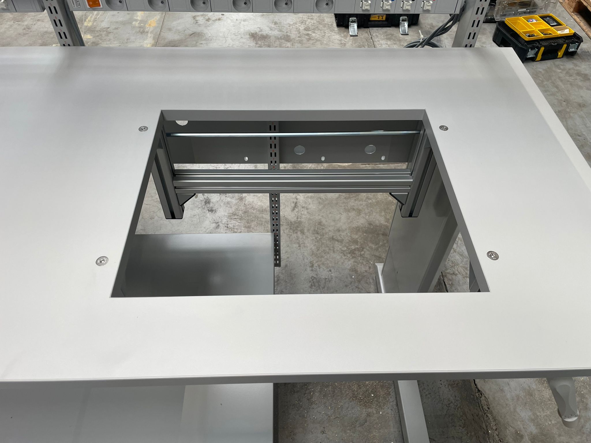 Bovenaanzicht van een werkblad met uitsparing voor een geïntegreerde weegschaal, onderdeel van de ergonomische werkpostinrichting in het magazijn van Pro@Work