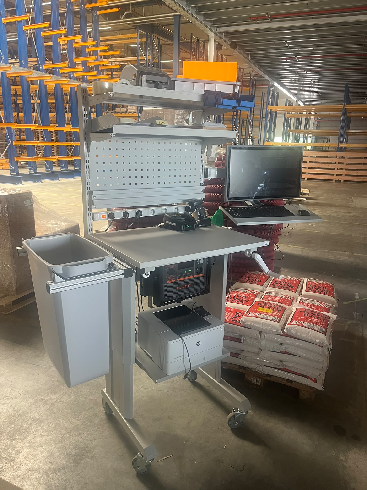 Mobiele werktrolley met batterij als onderdeel van de ergonomische werkpostinrichting in het magazijn van Pro@Work