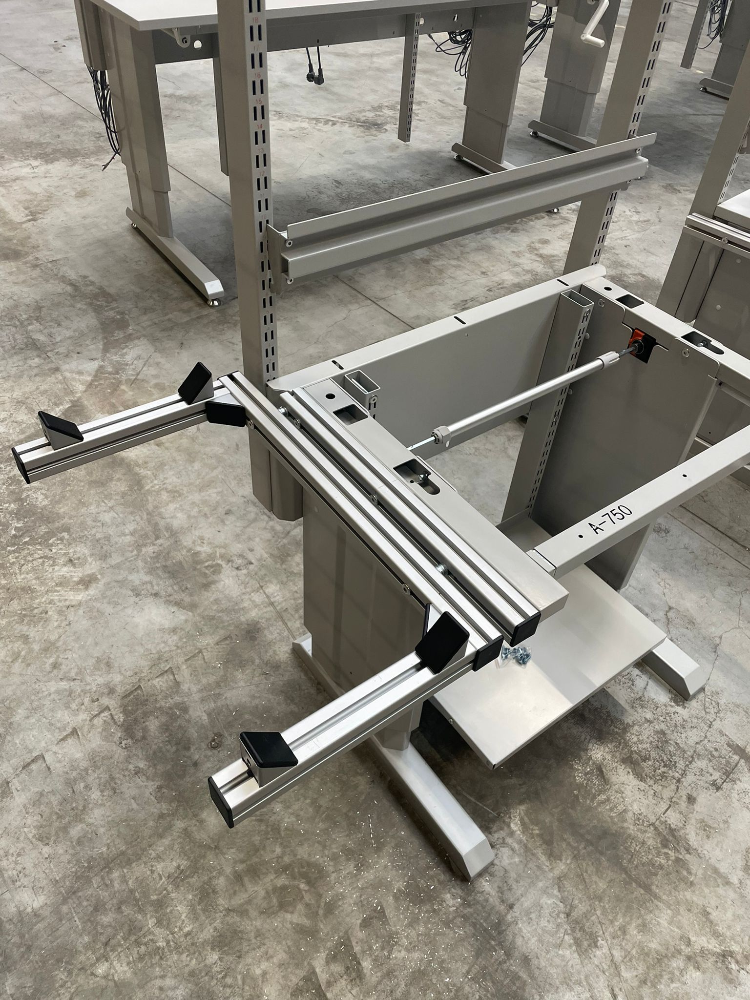 In hoogte verstelbare werktafelframes tijdens installatie als onderdeel van de ergonomische werkpostinrichting voor Pro@Work