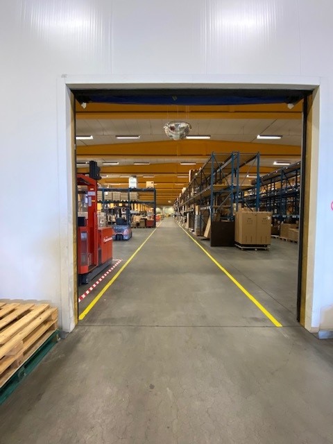 vernieuwde gele vloerbelijning in de productiehal van Brepols voor een duidelijke verkeersorganisatie op de werkvloer