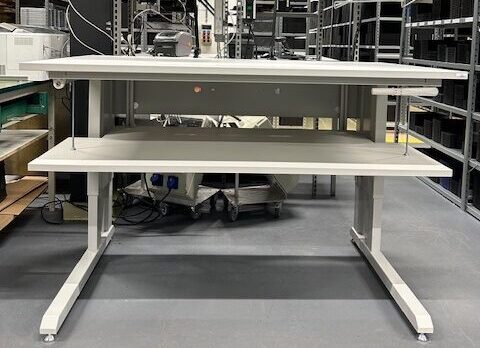 In hoogte verstelbare werktafel in magazijnomgeving bij AVNET